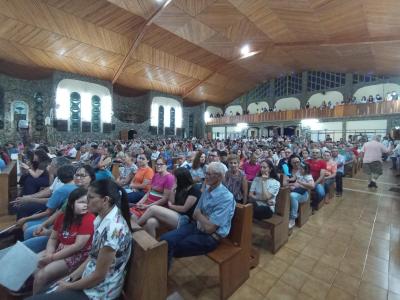 FiÃ©is lotaram o SantuÃ¡rio de Laranjeiras do Sul na abertura das Novenas de Nossa Senhora Aparecida